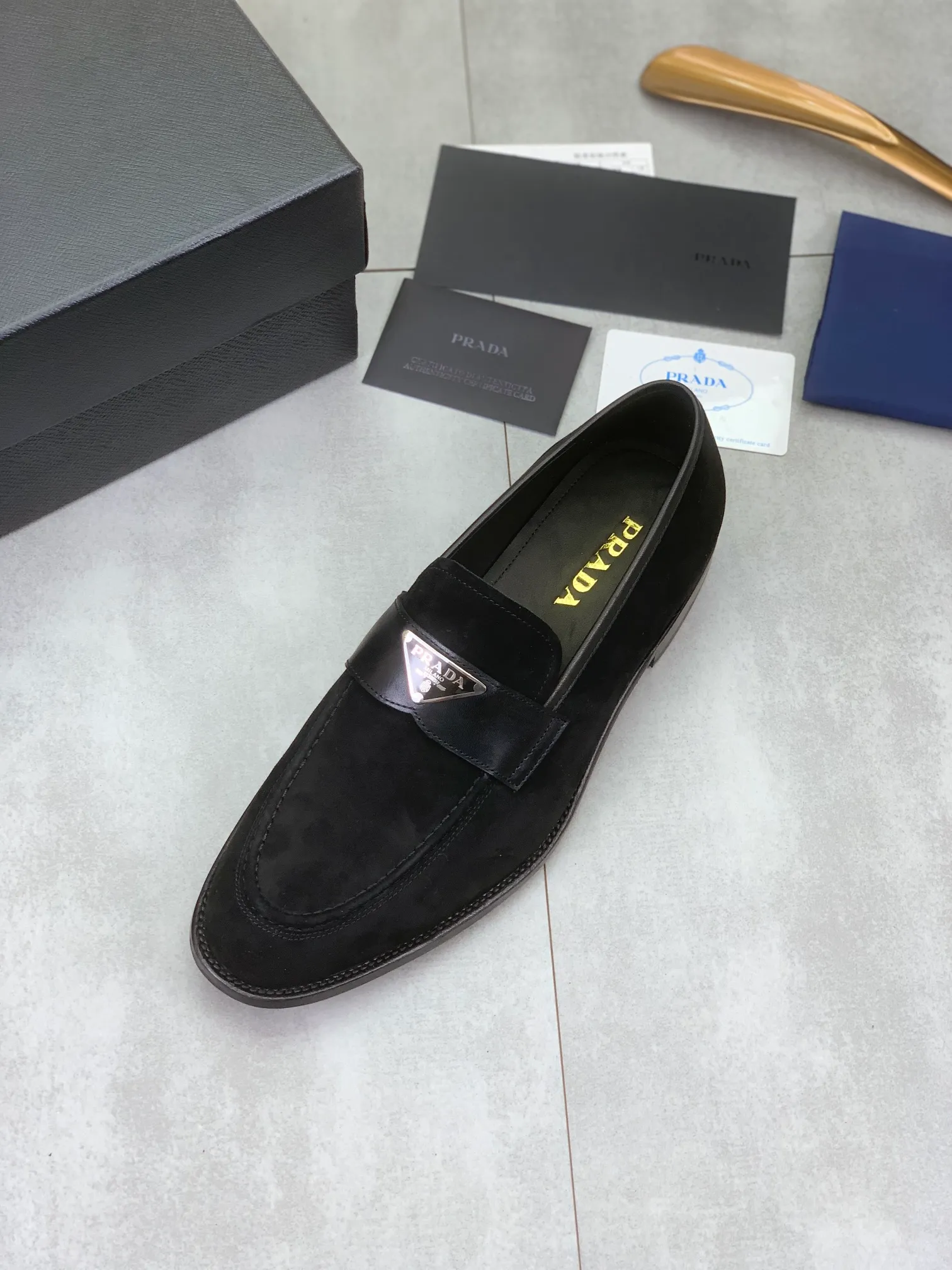 Factory price P920 💰 (high-grade genuine leather outsole) original quality, top version 🔱 ＰＲＡＤＡPrada. Men's business casual leather shoes, top quality leather shoes. 1:1 shipment ⬆️Luxurious and noble 👞All imported original brand fabrics, just to create a more comfortable wearing experience. Upper: Original comfortable selected frosted calfskin ➕Top imported water-dyed full cow lining, original lightweight and comfortable high-grade genuine leather outsole ✔️Number: 39-44 (38.45.46 can be customized)